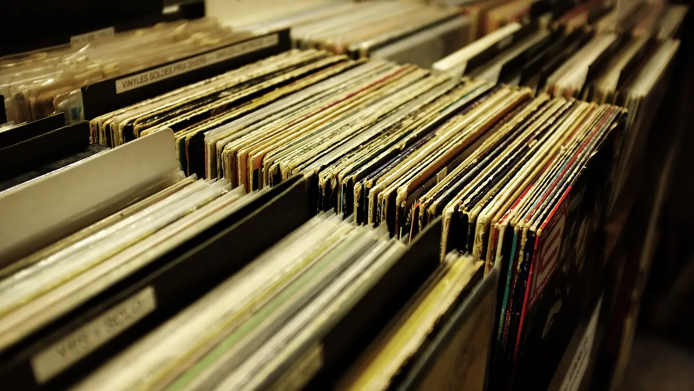 Escápate al Templo del Vinilo en la Roma: Música y Experiencias
