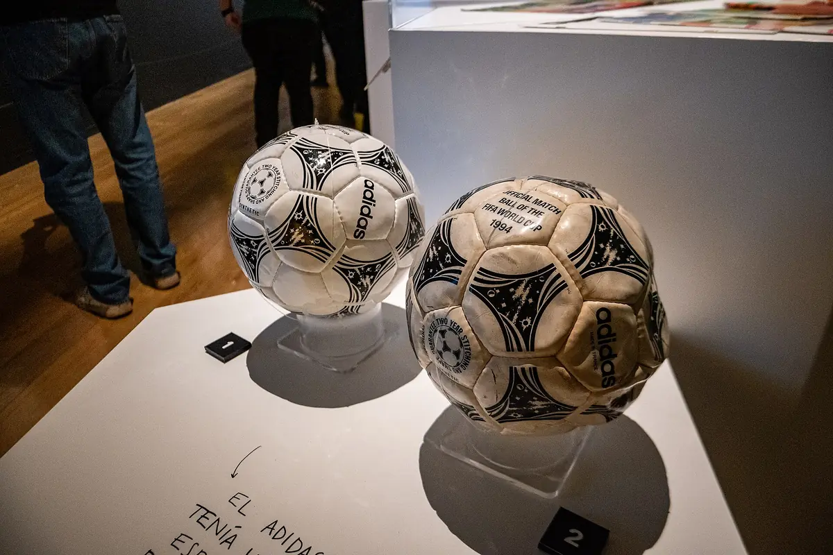 Réplica de un balón Questra y otro balón original usado en la Copa Mundial de 1994