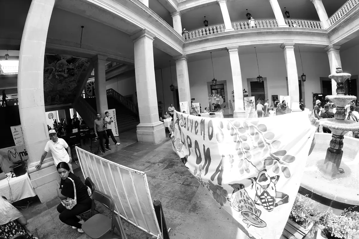 Manifestantes entran al palacio municipal en miercoles ciudadano